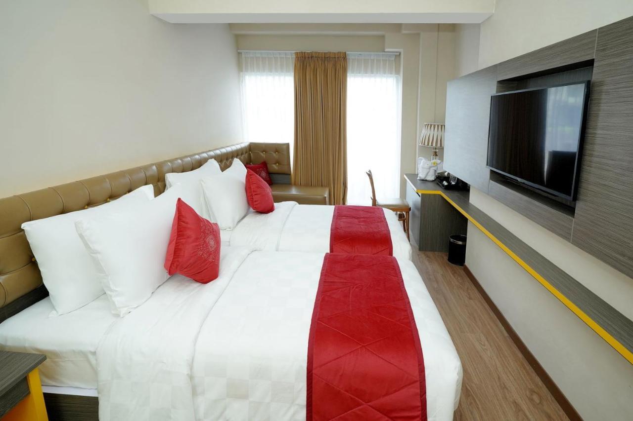 Отель Ramada By Wyndham Yogyakarta Слеман Экстерьер фото