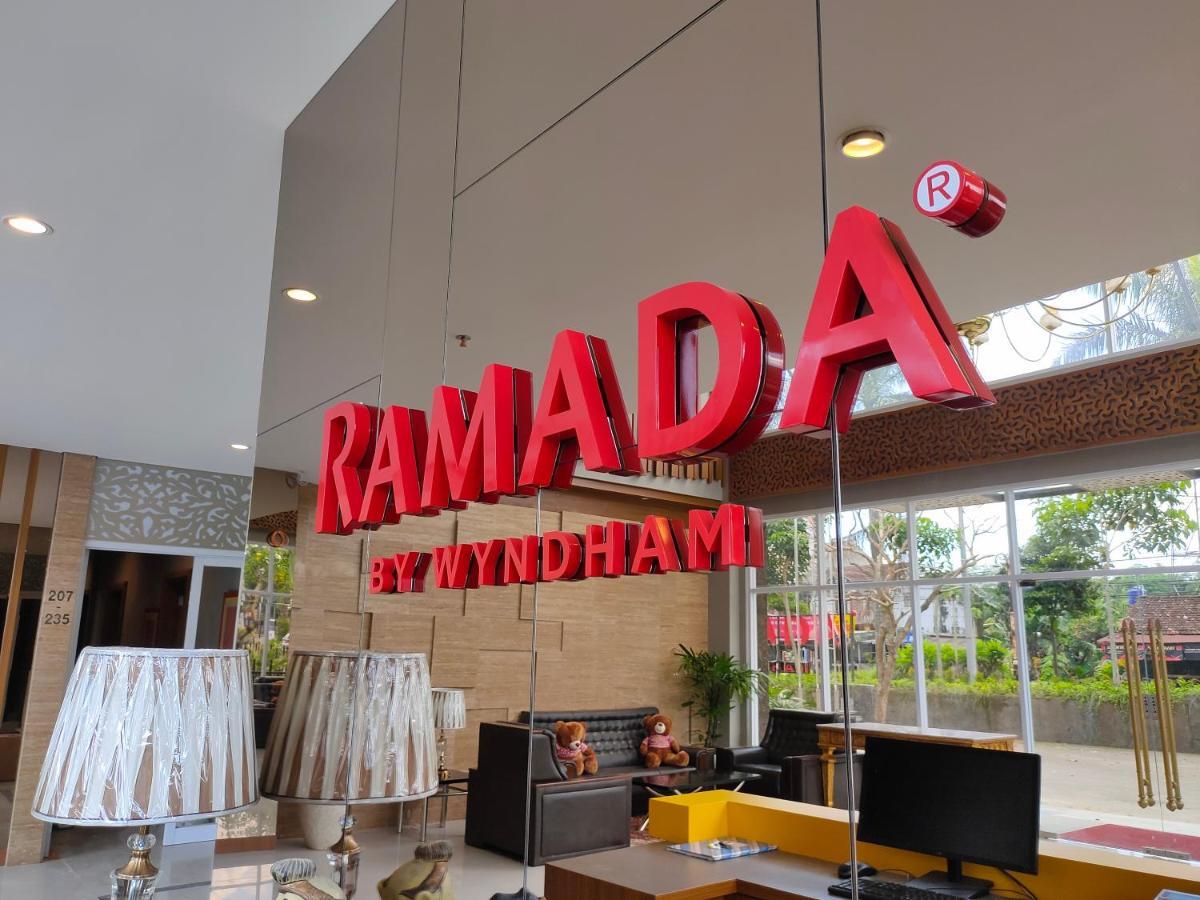 Отель Ramada By Wyndham Yogyakarta Слеман Экстерьер фото