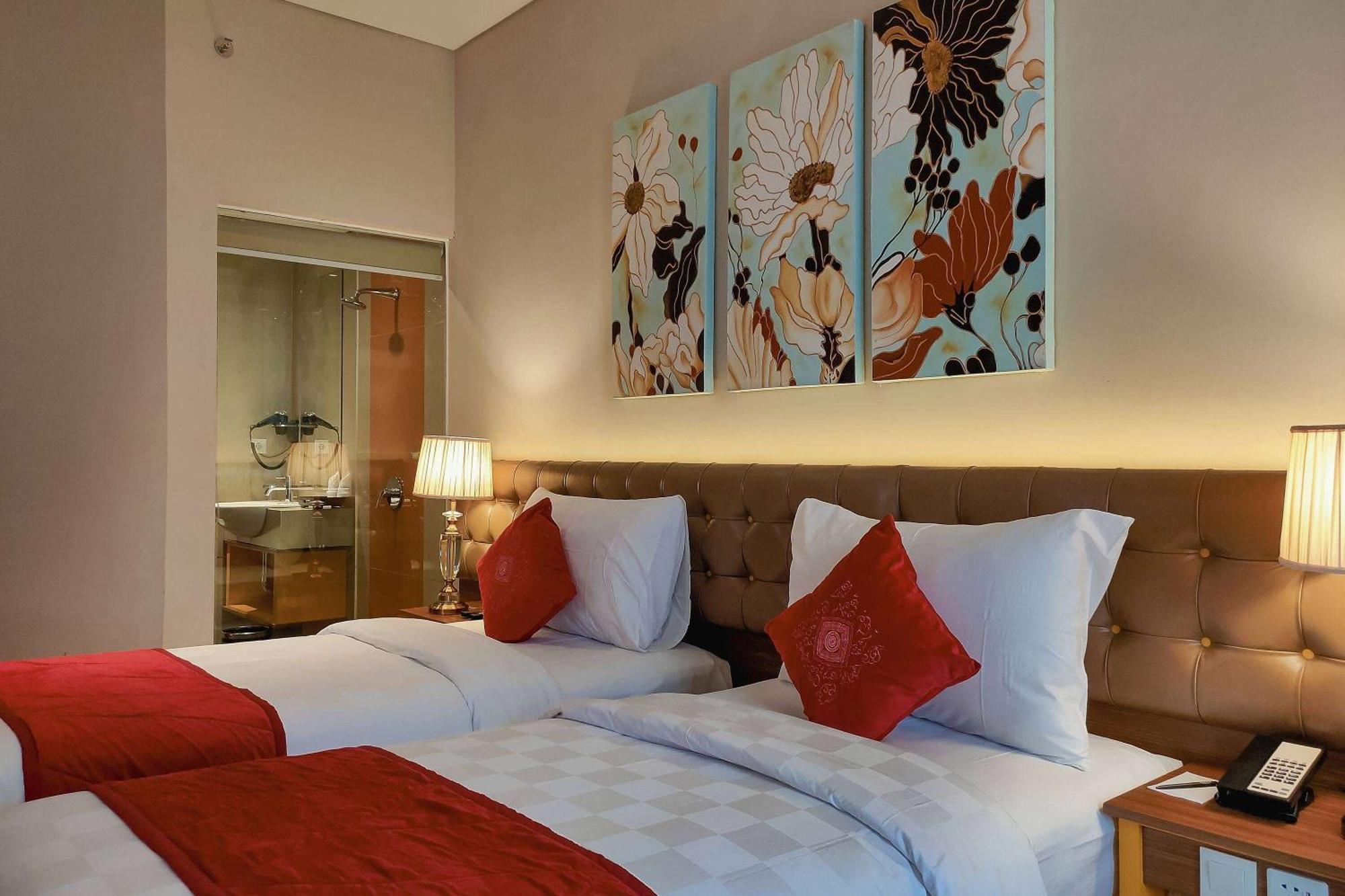 Отель Ramada By Wyndham Yogyakarta Слеман Экстерьер фото