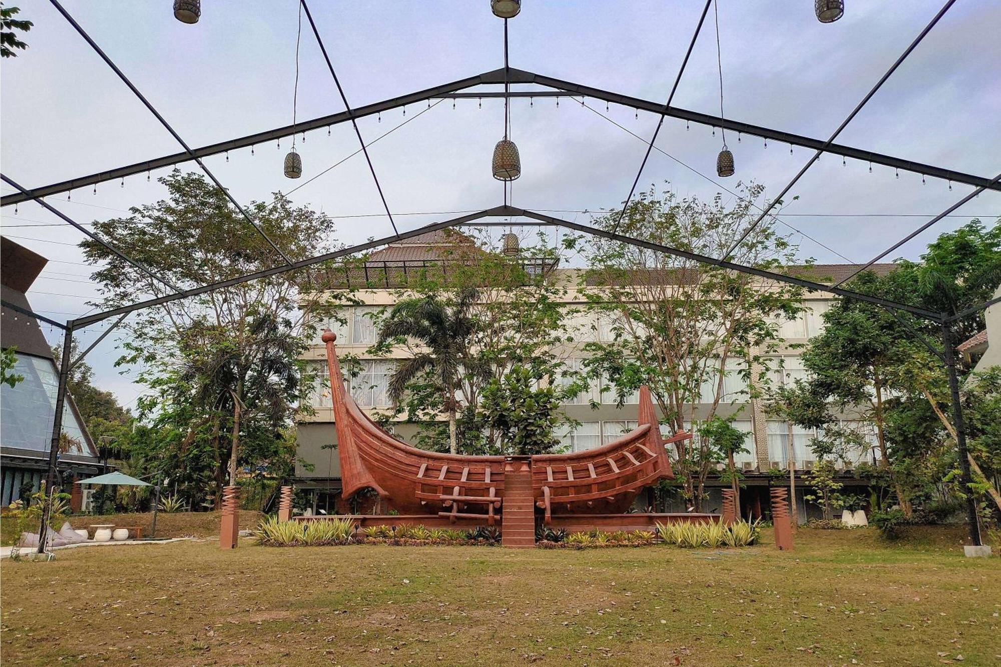 Отель Ramada By Wyndham Yogyakarta Слеман Экстерьер фото